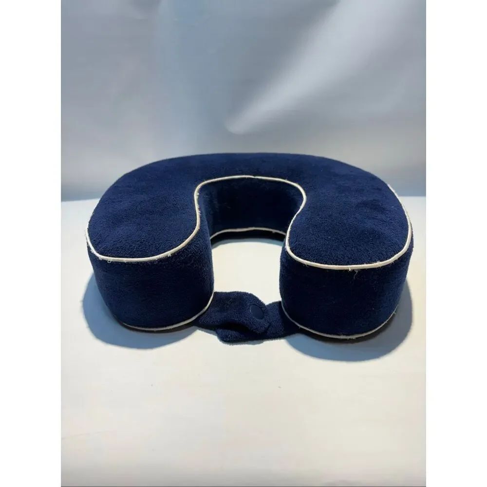 Traveling neck pillow